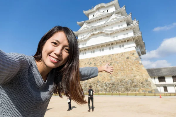 Femme tenant appareil photo pour prendre des photos avec Himeji Castle — Photo