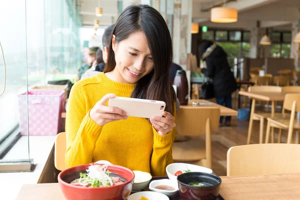 Yemeden önce kadın alarak fotoğraf