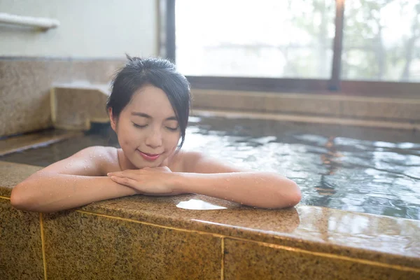 Mulher desfrutar onsen no Japão — Fotografia de Stock