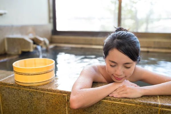 Joven mujer disfrutar de aguas termales — Foto de Stock