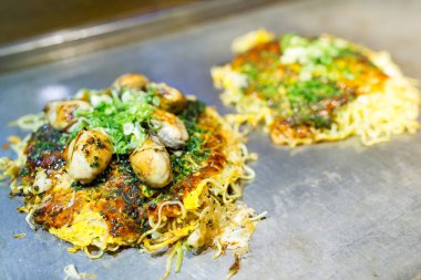 Okonomiyaki Japonca plaka pizza sıcak