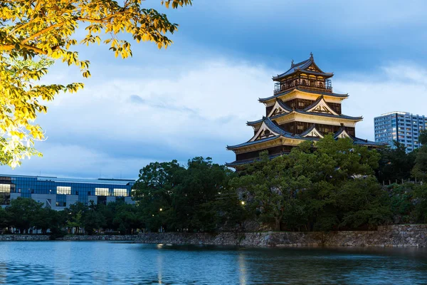 Hirošimský hrad v Japonsku v noci — Stock fotografie