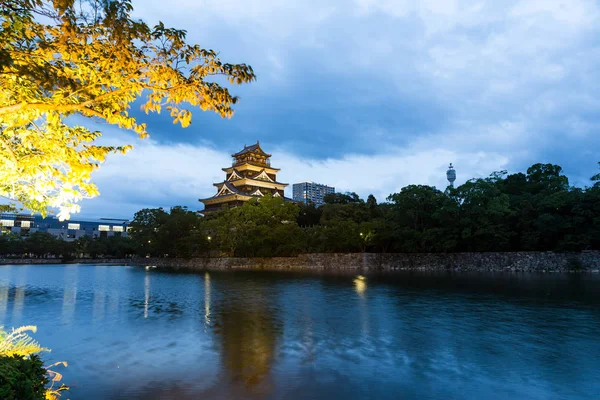 Замок Хиросима в Японии — стоковое фото