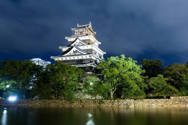 Krásný hrad Hirošima v Japonsku v noci — Stock fotografie