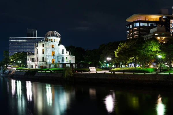 Cúpula atómica en la ciudad de Hiroshima por la noche —  Fotos de Stock