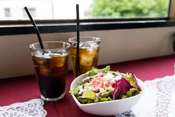 Ensalada César con bebida helada — Foto de Stock