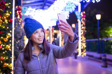 Kadın selfie cellphone tarafından gece alarak.