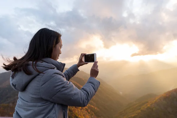 Жінка використовує мобільний телефон для фотографування — стокове фото