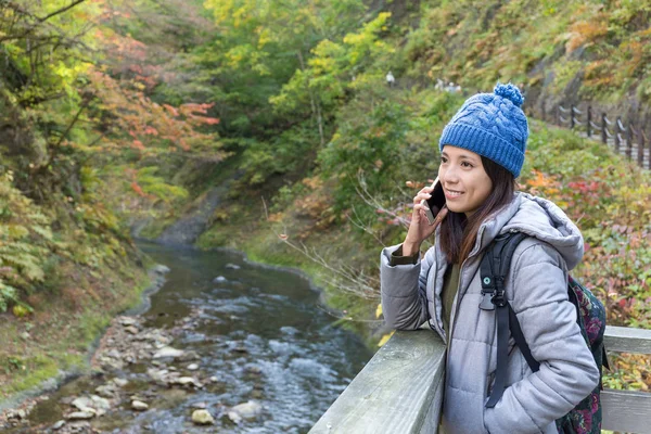 屋外での携帯電話に女性を話します。 — ストック写真