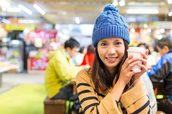 Kadın zevk kahve balık pazarında