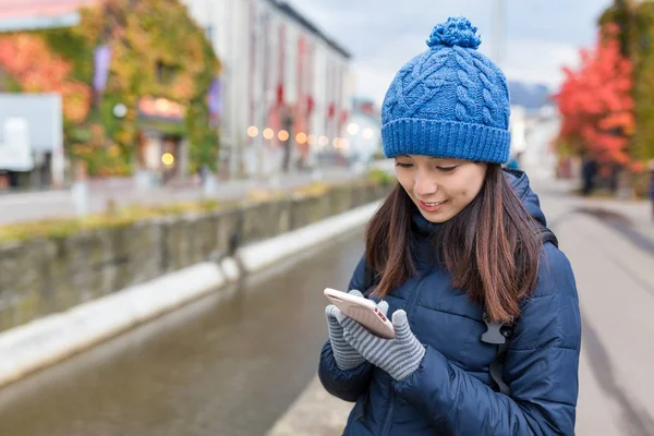 Woman using mobile phone at Otaru city — Stock Photo, Image