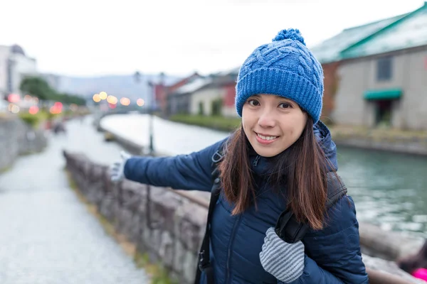 Otaru şehirde genç kadın 