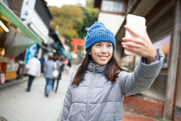 Frau macht Selfie mit Handy in der Stadt Kamakura — Stockfoto