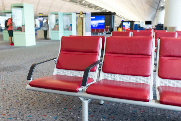 Lege stoelen in luchthaven hall — Stockfoto