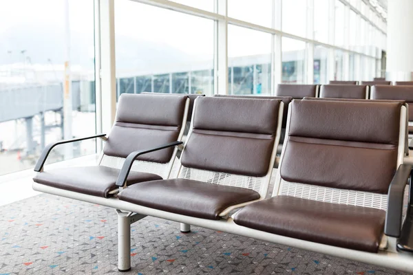 Lege stoelen in luchthaven hall — Stockfoto
