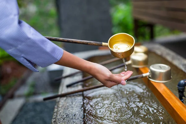 Kvinna som tvättar hand i japanska tempel — Stockfoto