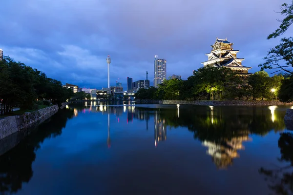 Japans kasteel in Hiroshima nachts — Stockfoto