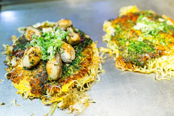 Okonomiyaki alimentos en la mesa — Foto de Stock