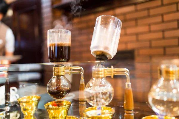 Sifon vacuüm Koffieapparaat op café-bar — Stockfoto