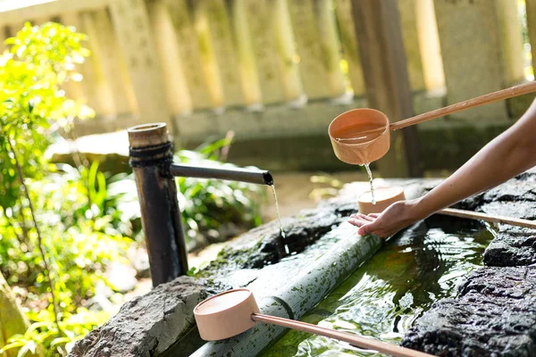 Woman washing hand before go to Japanese temple — Stock Photo, Image