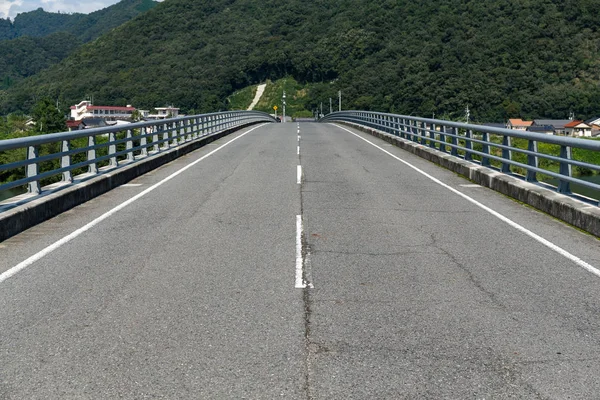 Asphalt road to countryside — Stock Photo, Image