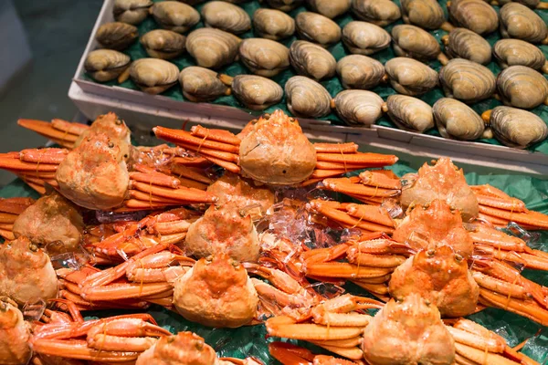 Meeresfrüchte auf dem Fischmarkt verkaufen — Stockfoto