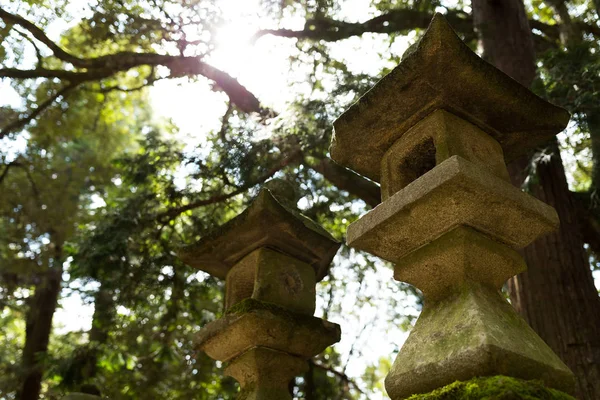 Lanternas de pedra japonesas — Fotografia de Stock