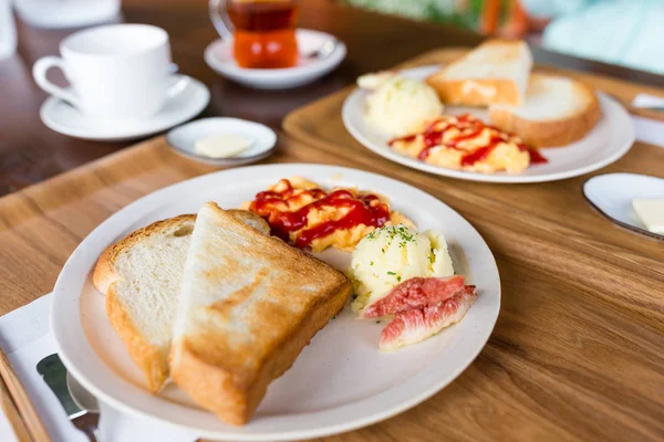 Fried egg and toast — Stock Photo, Image