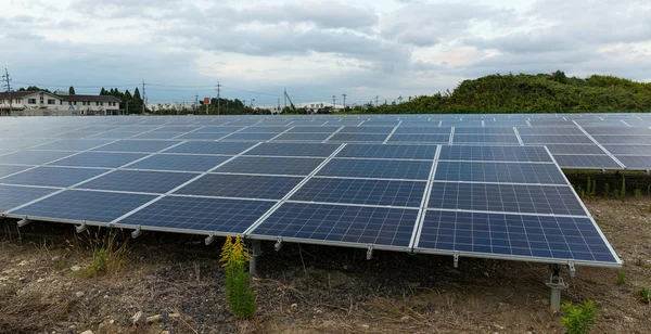 Güneş enerjisi paneli istasyonu — Stok fotoğraf