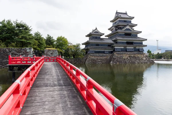 Brug en kasteel Matsumoto — Stockfoto