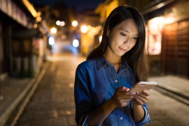 Geceleri cep telefonu arayan kadın