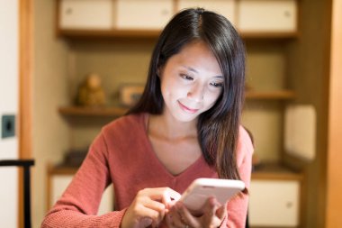 restoranda cep telefonu kullanan kadın