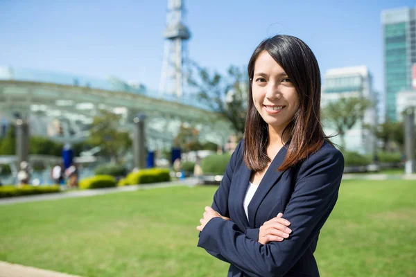 Selbstbewusste Geschäftsfrau in der Stadt Nagoya — Stockfoto