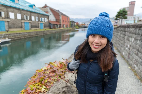 Jovem mulher na cidade de Otaru — Fotografia de Stock