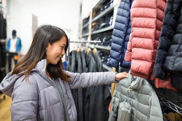 Donna che sceglie i vestiti nel centro commerciale — Foto Stock