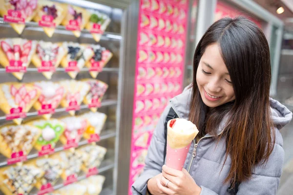 Asiatische Frau genießen creme crape — Stockfoto