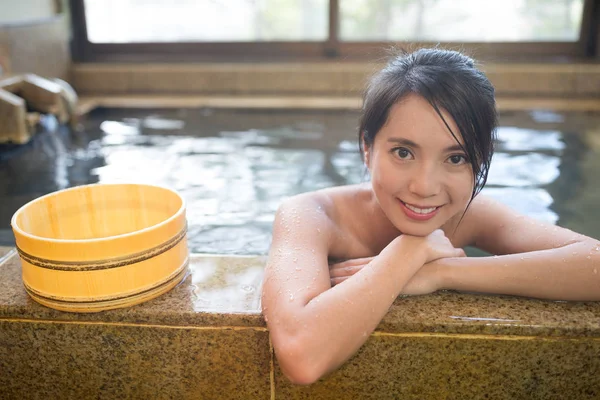 Ung kvinna njuta av onsen — Stockfoto