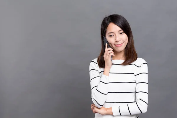 Woman talk to mobile phone — Stock Photo, Image