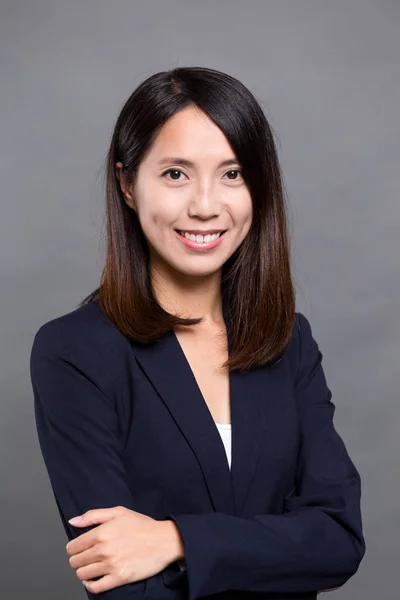 Asiatische junge Geschäftsfrau lächelt — Stockfoto