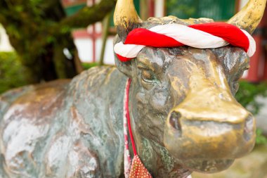 Dazaifu Tenmangu Tapınağının önünde heykel