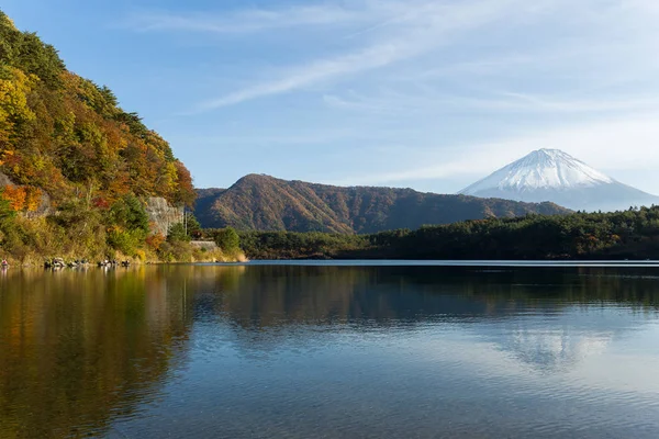 Mountain Fuji and lake Saiko at autumn — Stock Photo, Image