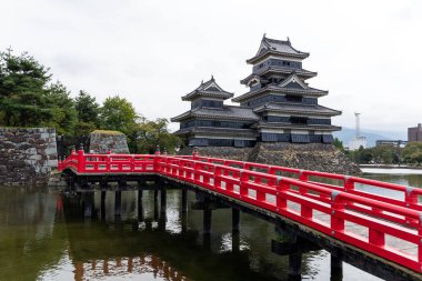 Matsumoto Kalesi ve kırmızı köprü