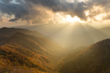 Dağlarda günbatımı havadan görünümü