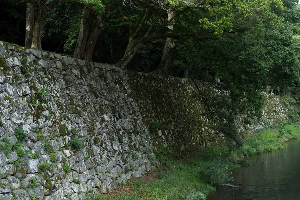 Muralla de piedra y río —  Fotos de Stock