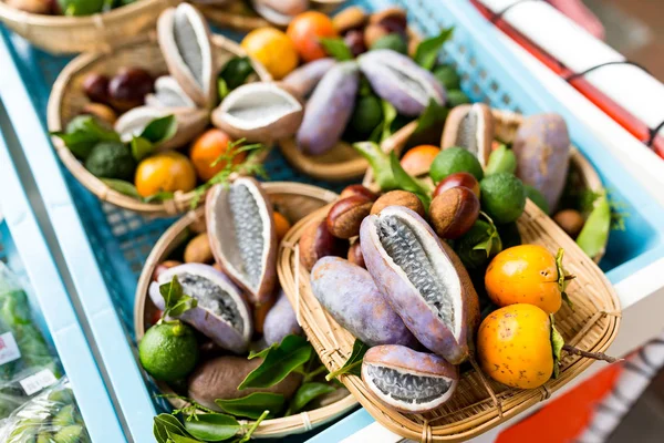 Variété de légumes et fruits biologiques — Photo