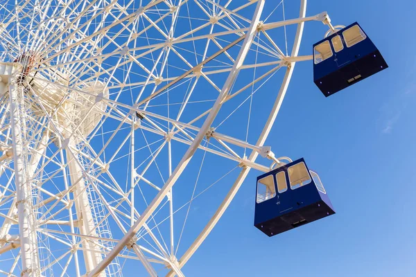 Ferris wheel with sunny day — Stock Photo, Image