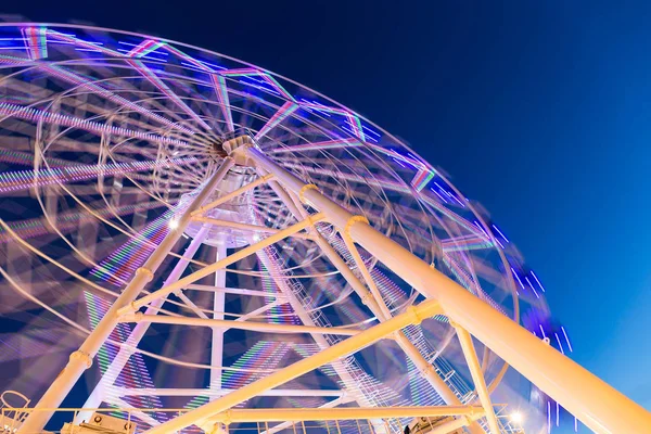 Колесо обозрения в парке развлечений в вечернее время — стоковое фото