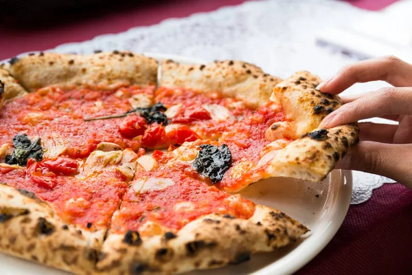 Gebakken Pizza Margherita — Stockfoto