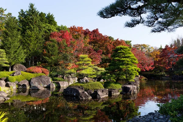 Ιαπωνικό κήπο με κόκκινο σφενδάμνου φύλλωμα — Φωτογραφία Αρχείου