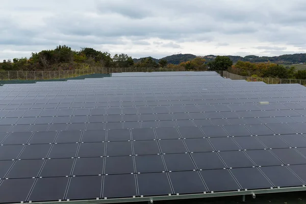 Солнечная батарея на солнечной электростанции — стоковое фото